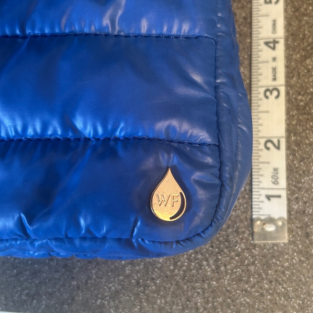 Wander Full hydro crossbody. Like new. Bright blue puffer. - Picture 2 of 6